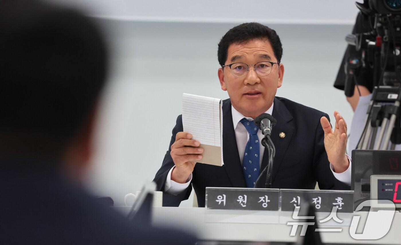 신정훈 더불어민주당 의원이 22일 오전 광주시청에서 열린 국회 행정안전위원회 국정감사에서 강기정 광주시장에게 질의하고 있다. 2024.10.22/뉴스1 ⓒ News1 김태성 기자