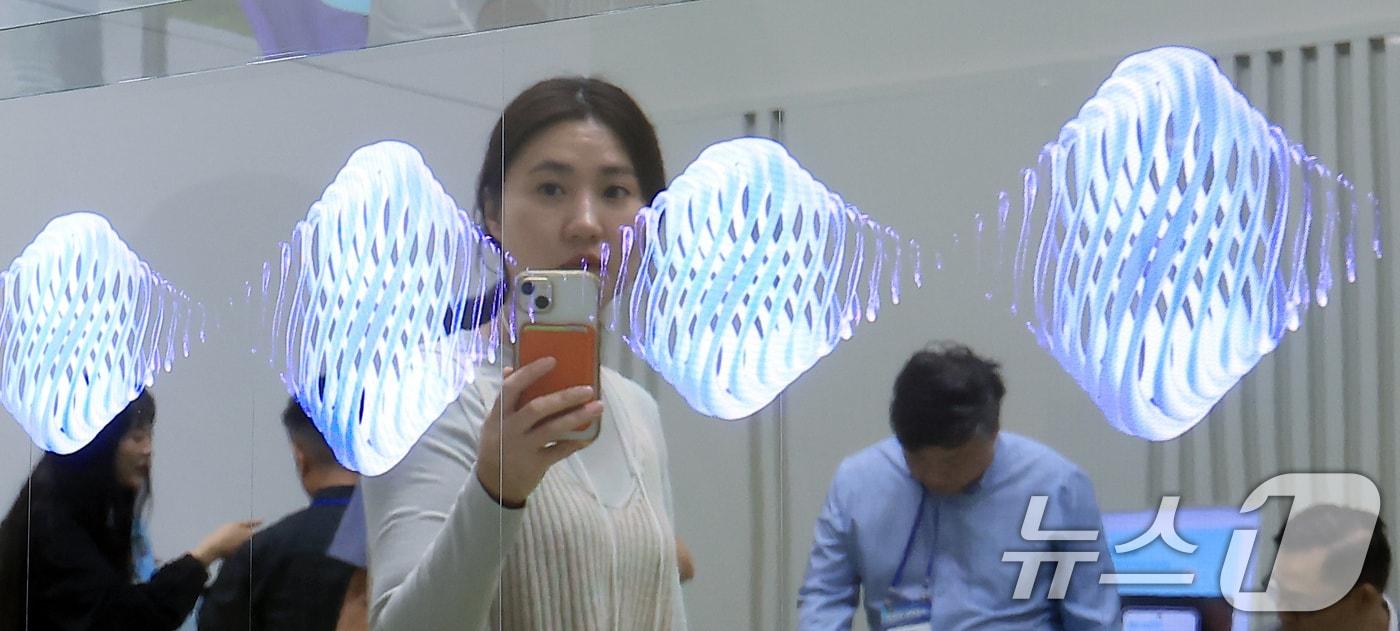 22일 서울 강남구 삼성동 코엑스에서 열린 KES 2024(한국전자전)를 찾은 관람객들이 삼성전자 부스에서 모듈기반의 마이크로 LED에 투명 디스플레이 신기술을 접목시킨 차세대 마이크로 LED를 경험하고 있다2024.10.22/뉴스1 ⓒ News1 박정호 기자