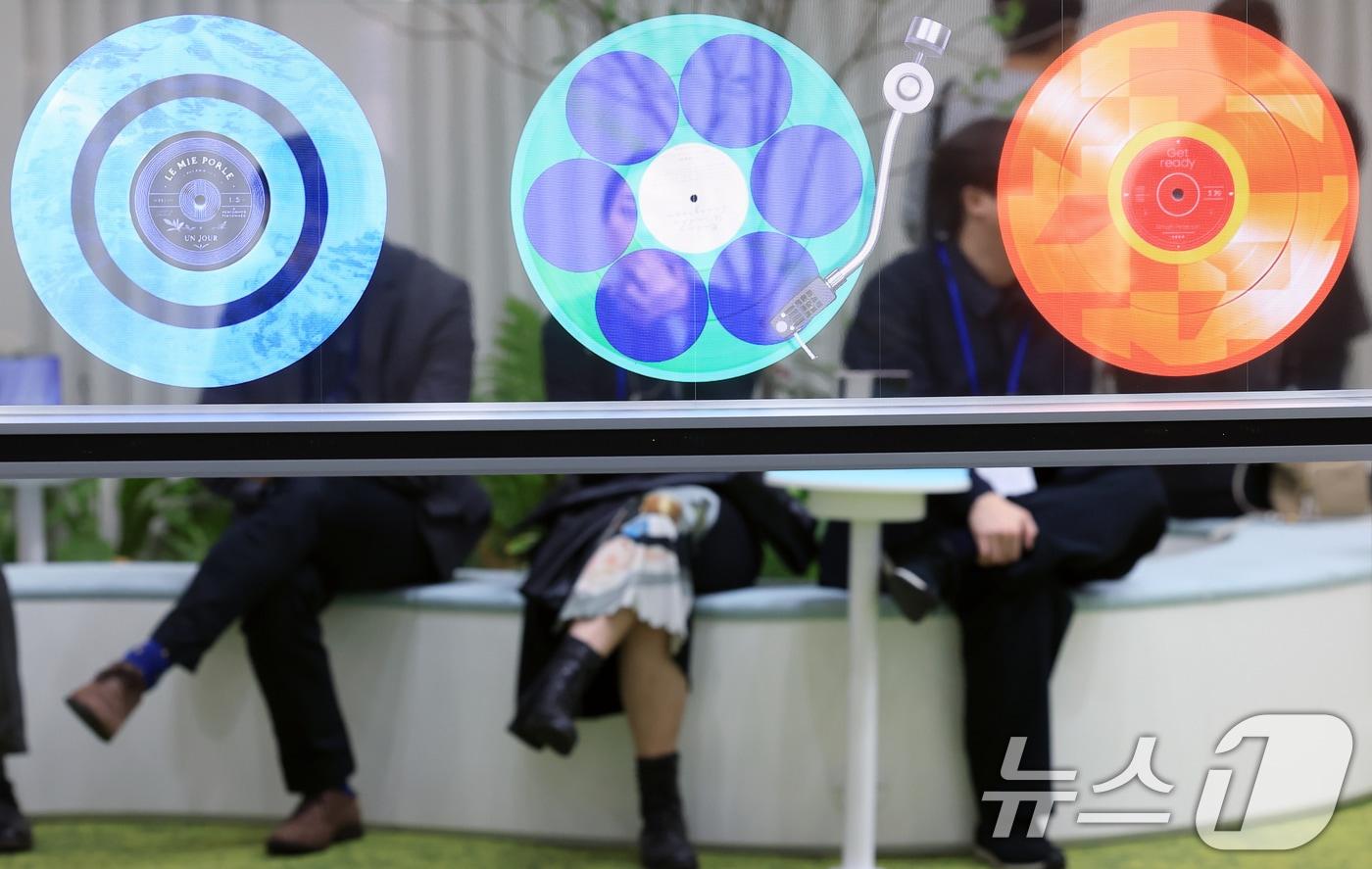 22일 서울 강남구 삼성동 코엑스에서 열린 KES 2024&#40;한국전자전&#41;를 찾은 관람객들이 삼성전자 부스에서 모듈기반의 마이크로 LED에 투명 디스플레이 신기술을 접목시킨 차세대 마이크로 LED를 경험하고 있다.  2024.10.22/뉴스1 ⓒ News1 박정호 기자