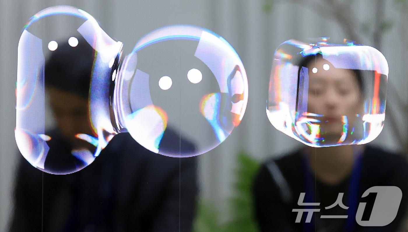 지난 2024년 10월22일 서울 강남구 삼성동 코엑스에서 열린 KES 2024&#40;한국전자전&#41;를 찾은 관람객들이 삼성전자 부스에서 모듈기반의 마이크로 LED에 투명 디스플레이 신기술을 접목시킨 차세대 마이크로 LED를 경험하고 있다. 2024.10.22/뉴스1 ⓒ News1 박정호 기자