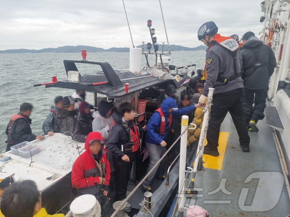 본문 이미지 - 22일 오전 9시 2분쯤 인천시 옹진군 자월도 남방 1.8해리 해상에서 낚시어선 A호&#40;9.77톤, 승선원 19명&#41;가 좌초됐다.&#40;인천해경서 제공&#41;