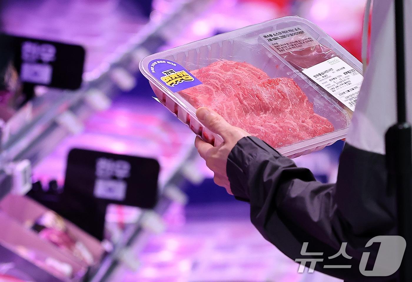 서울 시내 한 대형마트를 찾은 시민이 쇠고기를 고르는 모습. 2024.10.22/뉴스1 ⓒ News1 김진환 기자