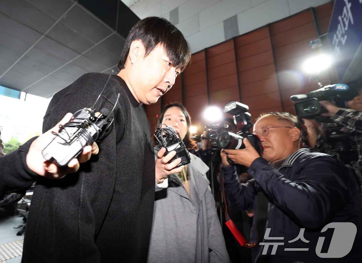 본문 이미지 - 인터넷 불법 도박 사실을 털어놓은 개그맨 이진호가 22일 오후 서울 강남경찰서에 피의자 신분으로 출석하고 있다. 2024.10.22/뉴스1 ⓒ News1 이동해 기자