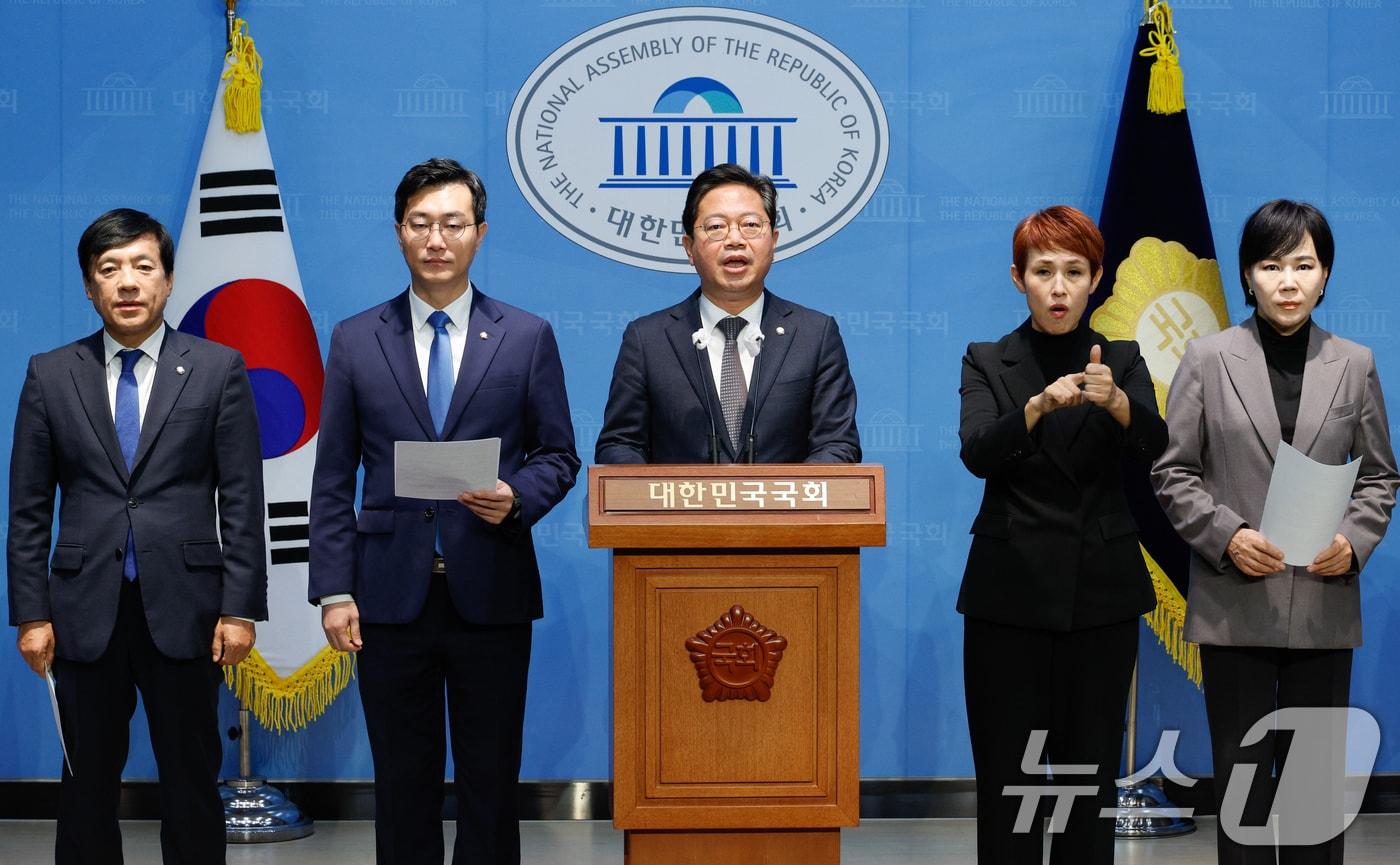 본문 이미지 - 국회 법제사법위원회 더불어민주당, 조국혁신당 위원들이 22일 오후 기자회견을 하고 있다. 왼쪽부터 이성윤, 장경태, 김승원, 전현희. 2024.10.22/뉴스1 ⓒ News1 안은나 기자