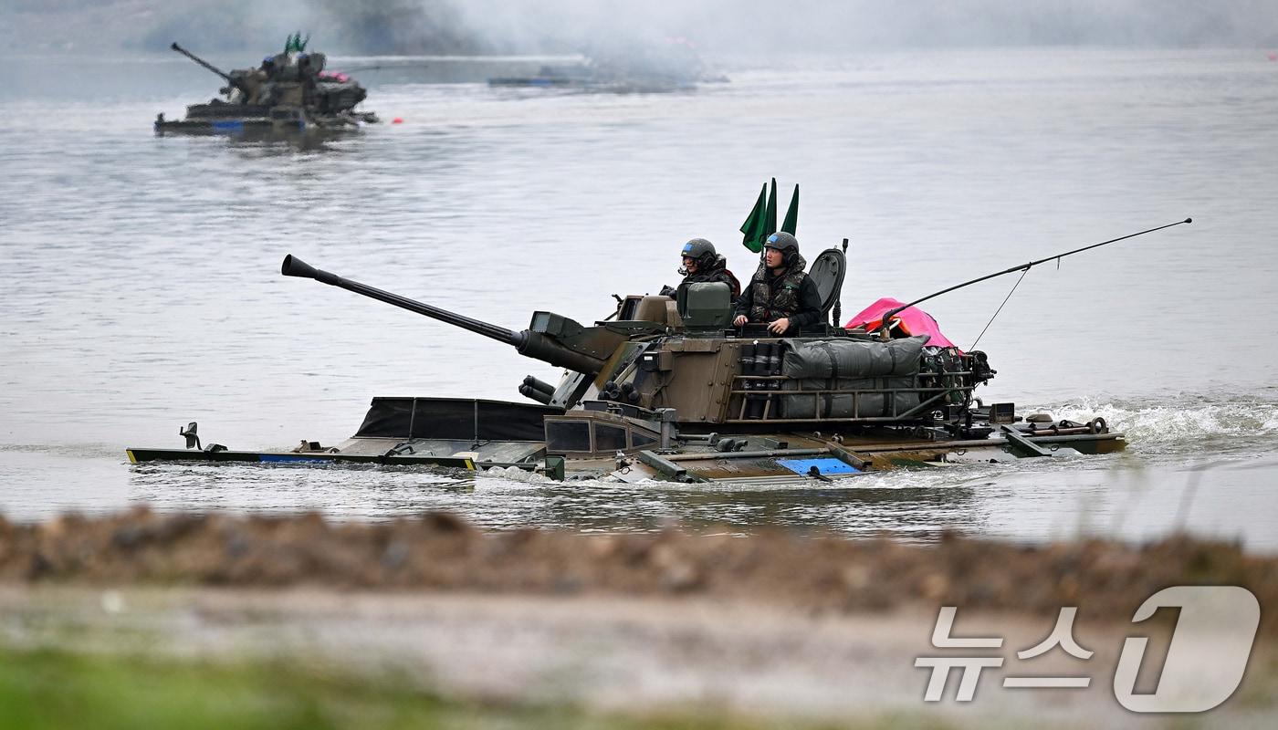 22일 경기 여주시 남한강에서 열린 한미연합 제병협동 도하훈련에서 K21 장갑차가 강습도하 작전을 수행하고 있다. (공동취재) 2024.10.22/뉴스1 ⓒ News1 김영운 기자