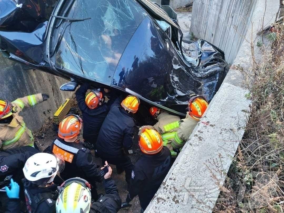 본문 이미지 - 2022년 12월 강원 강릉에서 일어난 차량 급발진 의심사고 현장.(뉴스1 DB)