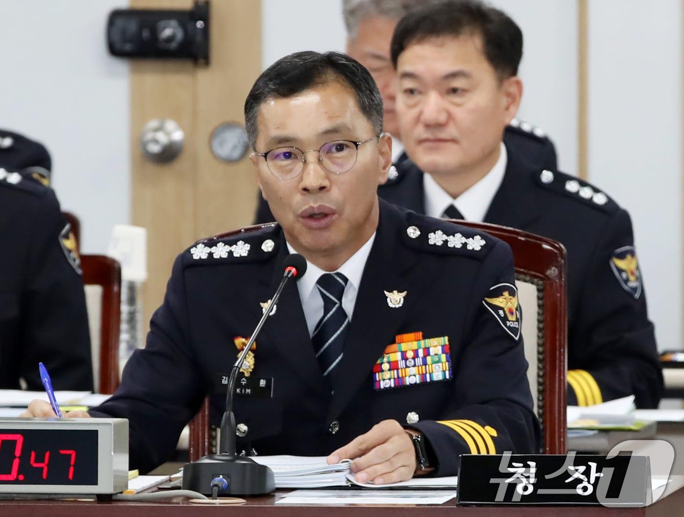 본문 이미지 - 김수환 부산경찰청장이 22일 부산 연제구 부산경찰청에서 열린 국회 행정안전위원회의 부산경찰청에 대한 국정감사에서 의원 질의에 답하고 있다. 2024.10.22/뉴스1 ⓒ News1 윤일지 기자