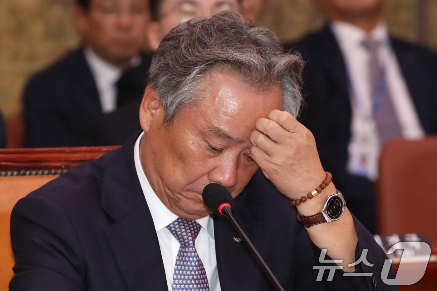 본문 이미지 - 이기흥 대한체육회장이 22일 오후 서울 여의도 국회에서 열린 문화체육관광위원회의 대한체육회와 서울올림픽기념국민체육진흥공단, 대한장애인체육회, 태권도진흥재단, 한국체육산업개발, 스포츠윤리센터에 대한 국정감사에 출석해 자료를 살피고 있다. 2024.10.22/뉴스1 ⓒ News1 이광호 기자