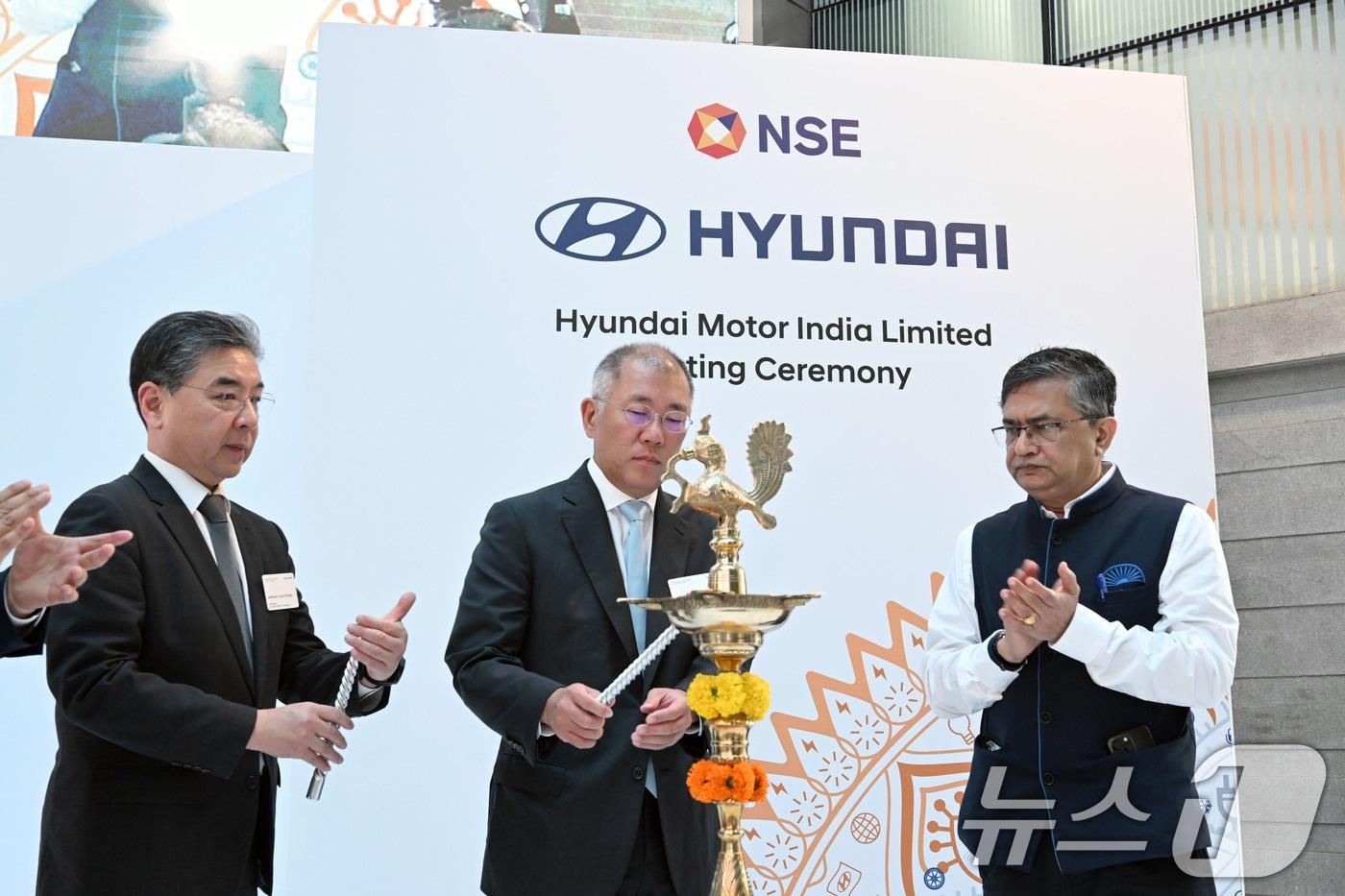 본문 이미지 - 현대자동차는 22일(현지시간) 인도 뭄바이 인도증권거래소(NSE)에서 인도법인의 현지 증시 상장 기념식을 개최했다. 현대차는 인도 기업 공개(IPO) 이후 투명성 강화와 사회공헌 활동을 통해 14억 인도인의 마음을 사로잡는다는 계획이다. 정의선 현대자동차그룹 회장 등이 행사 시작을 의미하는 퍼포먼스로 램프 라이팅을 하고 있다. (현대자동차 제공) 2024.10.22/뉴스1