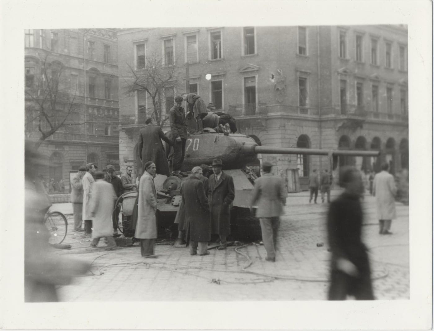 본문 이미지 - 1956년 헝가리 혁명 당시 부다페스트 시위 광경. (출처: Unknown author, 사진(1956), Wikimedia Commons, Public Domain)