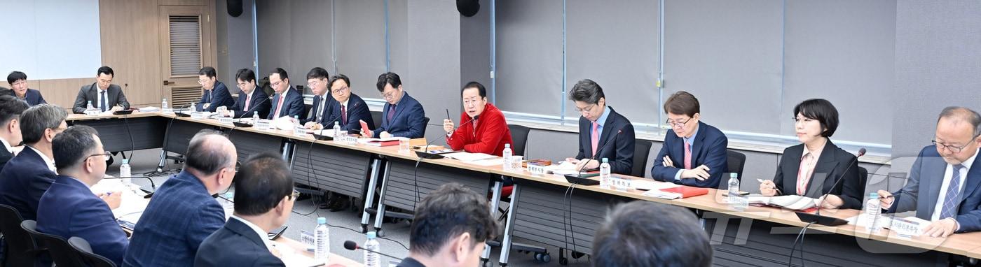 본문 이미지 - 홍준표 대구시장이 22일 대구시 산격청사에서 간부회의를 주재하고 있다. (대구시 제공) 2024.10.22/뉴스1