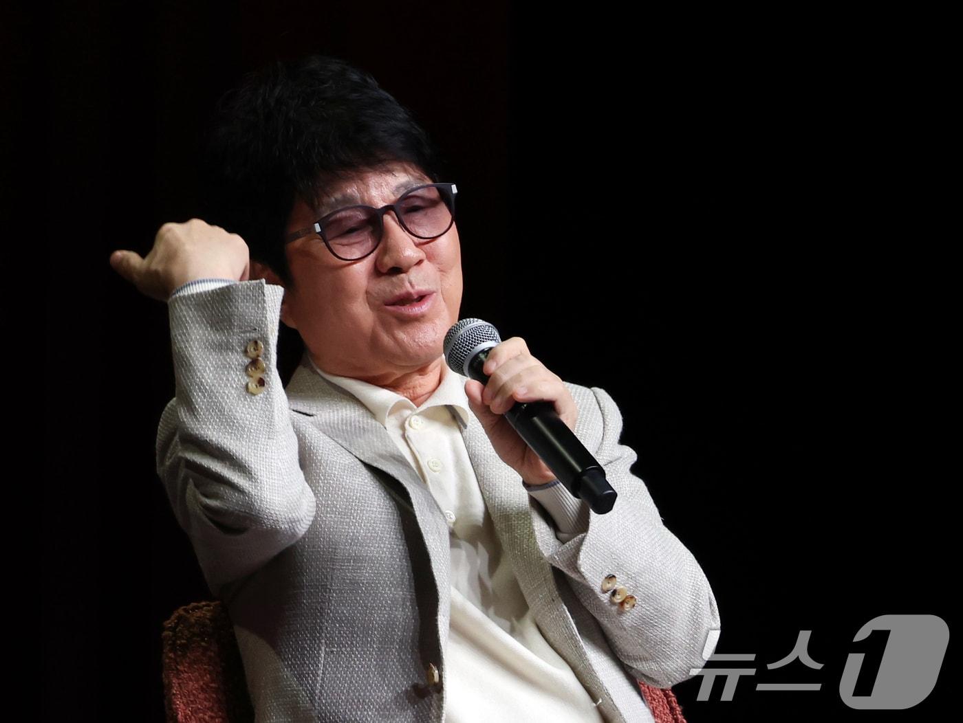 본문 이미지 - 가수 조용필이 22일 오후 서울 용산구 블루스퀘어에서 열린 정규 20집 '20' 기자간담회에서 앨범 소개를 하고 있다. 이번 정규 앨범 '20'은 2013년 정규 19집 '헬로'(Hello) 이후 11년 만이다. 2024.10.22/뉴스1 ⓒ News1 황기선 기자