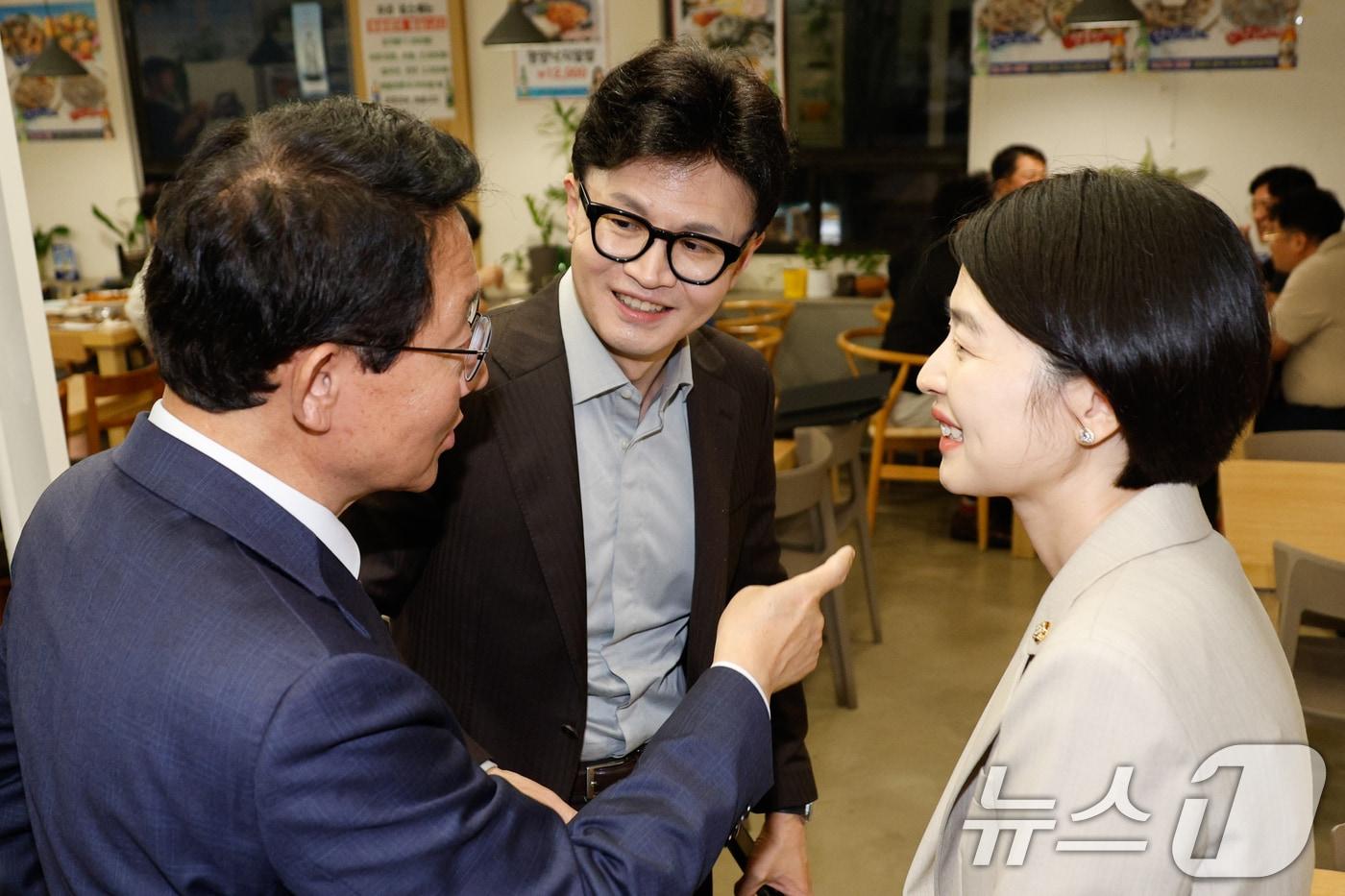 본문 이미지 - 한동훈 국민의힘 대표가 22일 저녁 서울 여의도의 한 식당에서 당내 친한계 의원들을 긴급 소집, 만찬 회동에 앞서 김상훈 정책위의장, 한지아 수석대변인과 대화하고 있다. 2024.10.22/뉴스1 ⓒ News1 안은나 기자