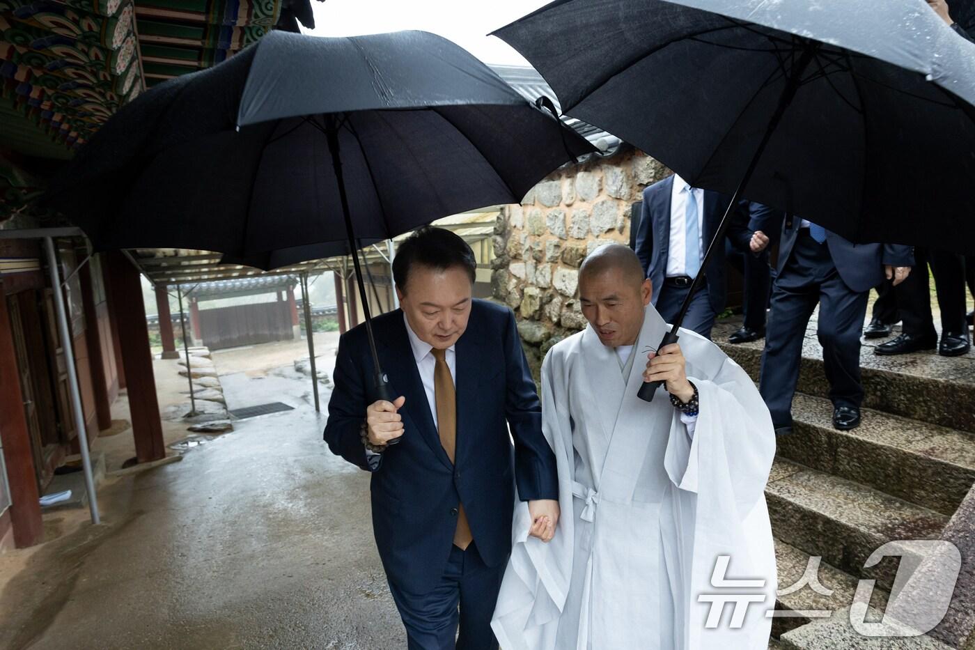 본문 이미지 - 윤석열 대통령이 22일 부산 금정구 범어사에서 정오스님과 대화를 하며 이동하고 있다. (대통령실 제공) 2024.10.22/뉴스1 ⓒ News1 송원영 기자