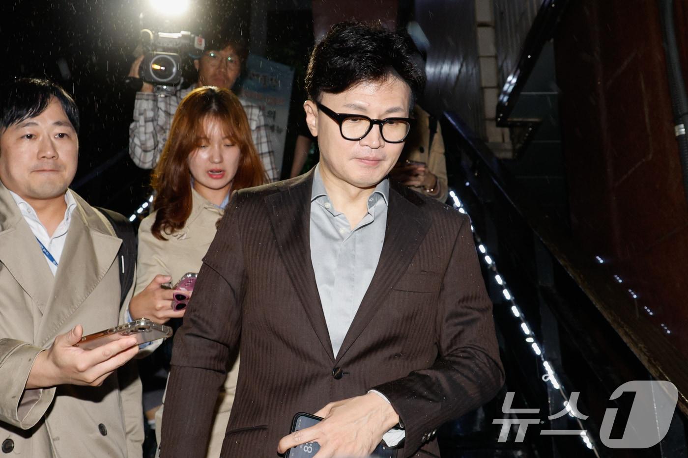 본문 이미지 - 한동훈 국민의힘 대표가 22일 저녁 서울 여의도의 한 식당에서 당내 친한계 의원들을 긴급 소집, 만찬 회동을 마친 후 차량으로 향하고 있다. 2024.10.22/뉴스1 ⓒ News1 안은나 기자