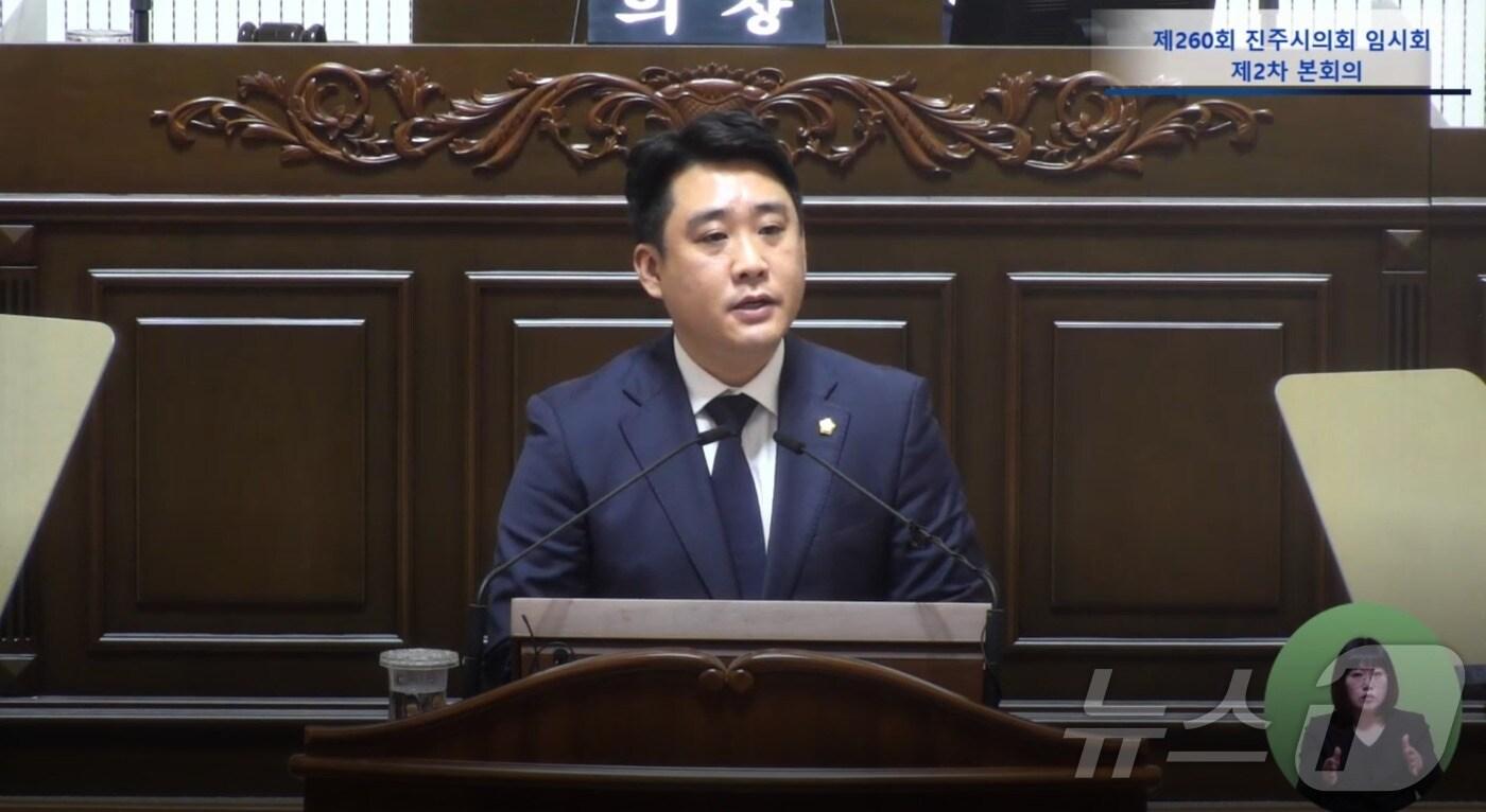22일 열린 진주시의회 제260회 임시회 2차 본회의에서 국민의힘 최민국 의원이 의원 발언을 통해 '진주대첩 역사공원 관리 및 운영 조례안'의 보류를 제안하고 있다.(진주시의회 인터넷방송 캡처)