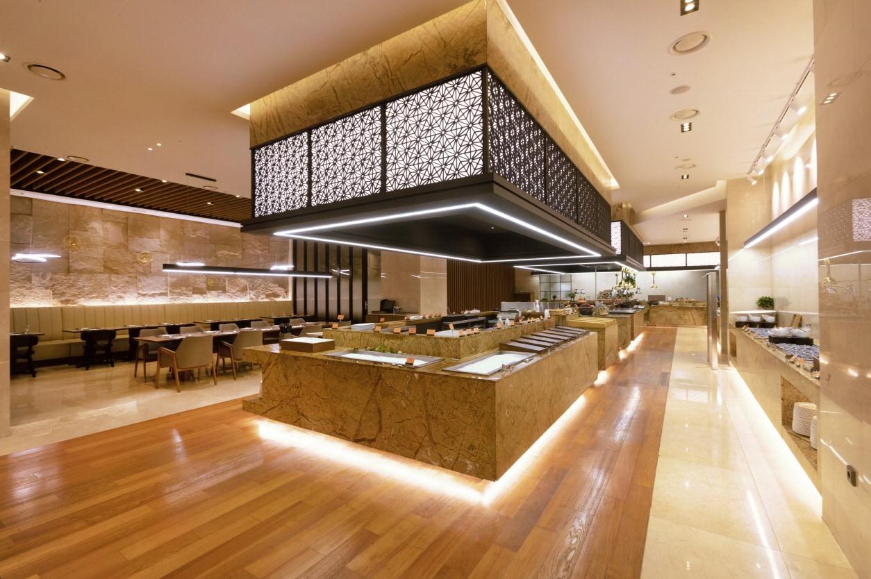 본문 이미지 - 풀무원푸드앤컬처가 분당에 위치한 '스카이파크 센트럴 서울 판교' 호텔 내 뷔페 레스토랑 'The KARA(더카라)'를 새단장해 오픈했다.(풀무원 제공)