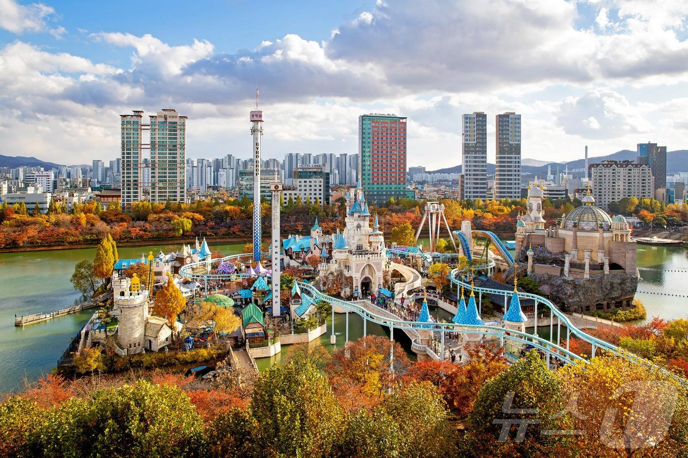 단풍으로 물든 매직아일랜드(롯데월드 제공)