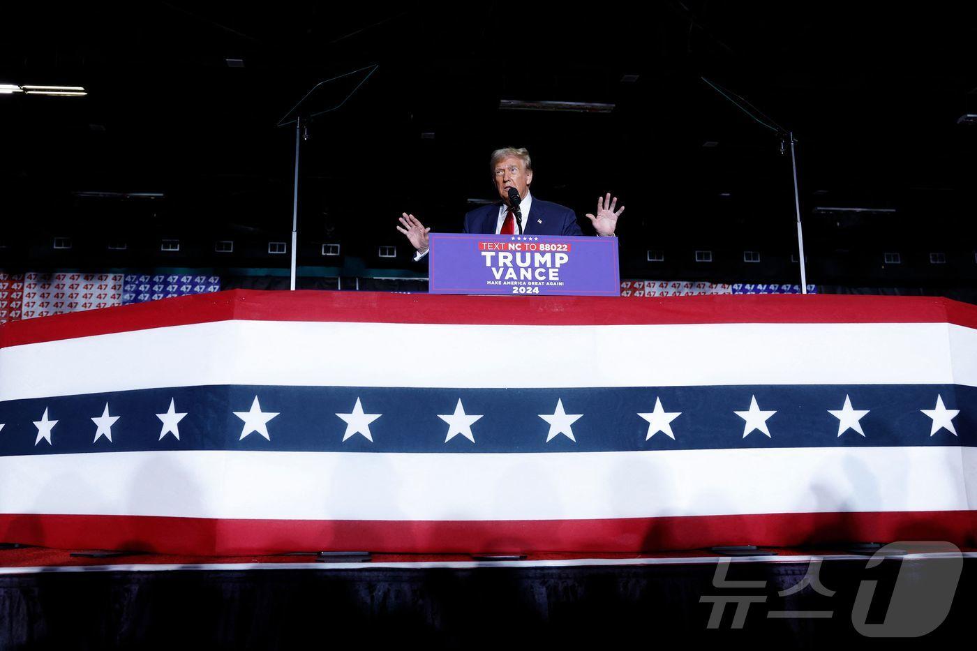 본문 이미지 - 미국 공화당 대선 후보인 도널드 트럼프 전 대통령이 22일(현지시간) 노스캐롤라이나주 그린즈버러에서 열린 선거 집회서 유세를 하고 있다. 2024.10.23 ⓒ AFP=뉴스1 ⓒ News1 우동명 기자