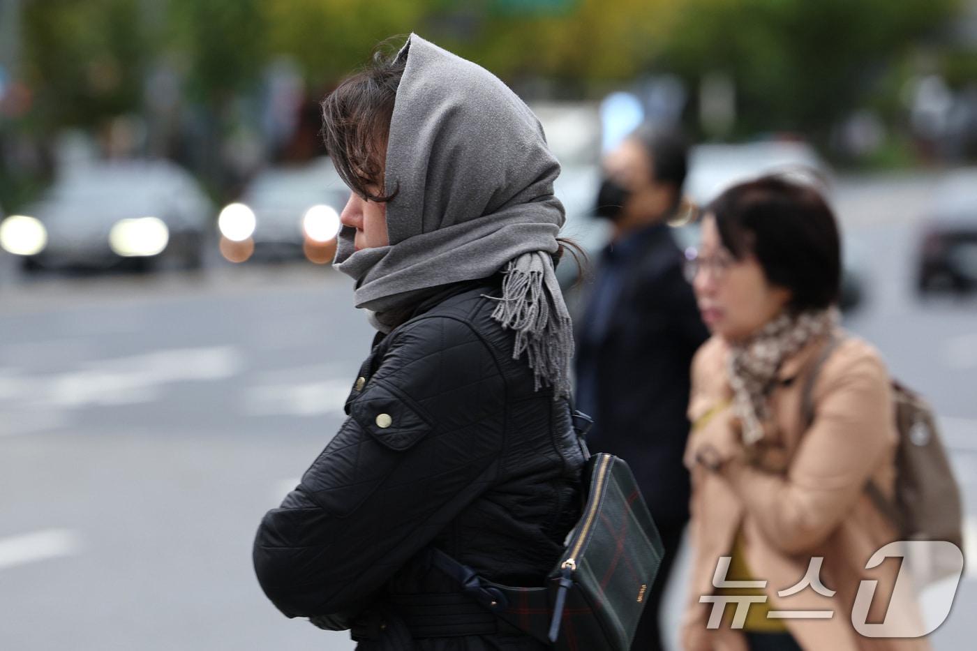 절기상 서리가 내린다는 '상강(霜降)'인 23일 오전 서울 광화문네거리에서 한 시민이 겉옷을 입고 있다. 기상청은 이날 찬바람이 강하게 불며 춥고 내일 아침 서울 최저 기온이 7도까지 떨어질 것으로 예보했다. 2024.10.23/뉴스1 ⓒ News1 신웅수 기자