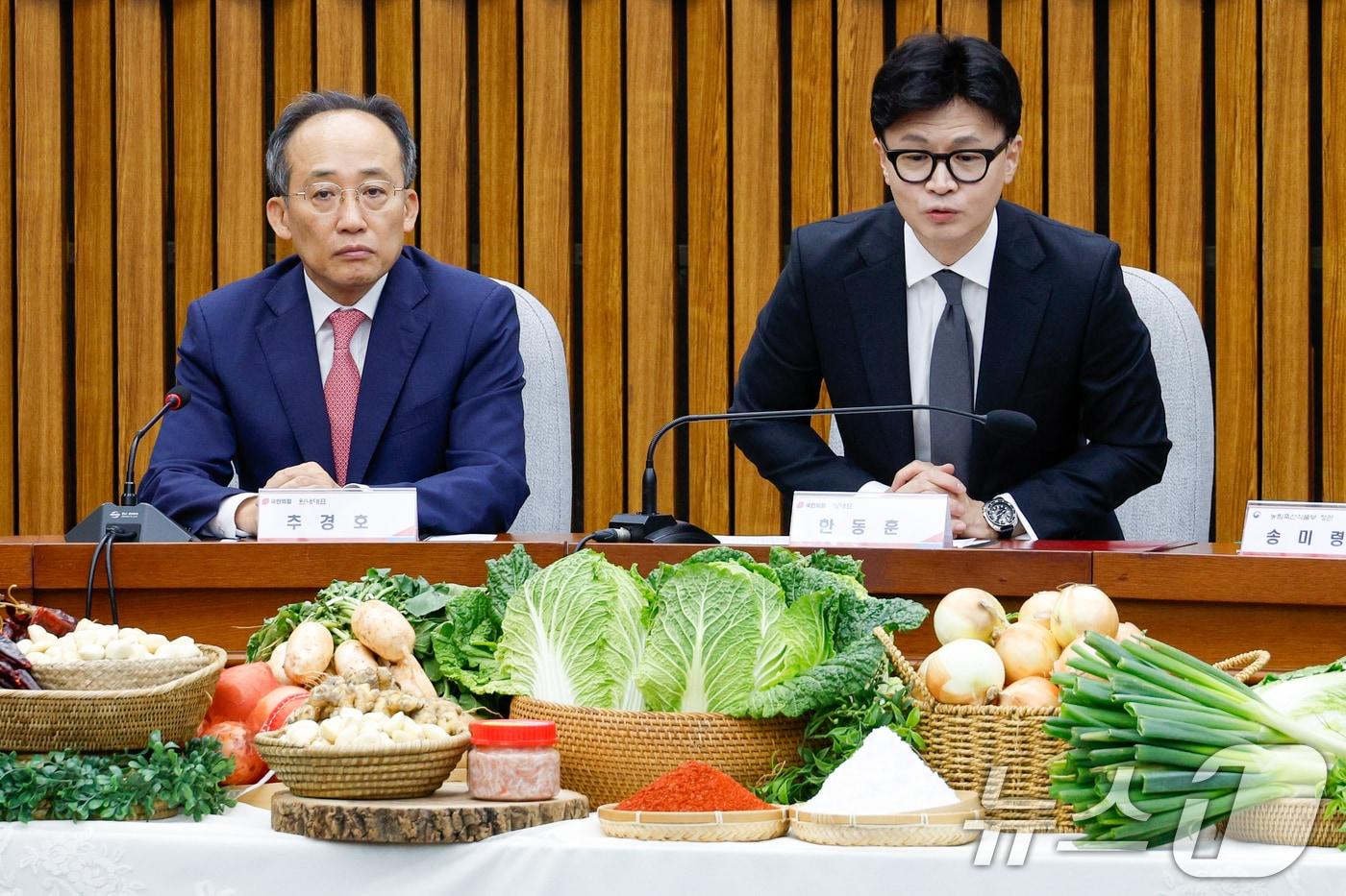본문 이미지 - 한동훈 국민의힘 대표가 23일 오전 서울 여의도 국회에서 열린 김장재료 수급 안정방안 민당정 협의회에서 앞에 놓인 배추, 양파, 새우젓 등 김장재료를 살펴보고 있다. 왼쪽은 추경호 원내대표. 2024.10.23/뉴스1 ⓒ News1 안은나 기자