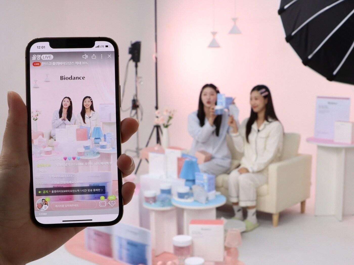 본문 이미지 - CJ올리브영은 서울 용산구 소재 본사에 '올영라이브' 전용 스튜디오를 오픈해 라이브 커머스 경쟁력 강화에 나선다.(올리브영제공)