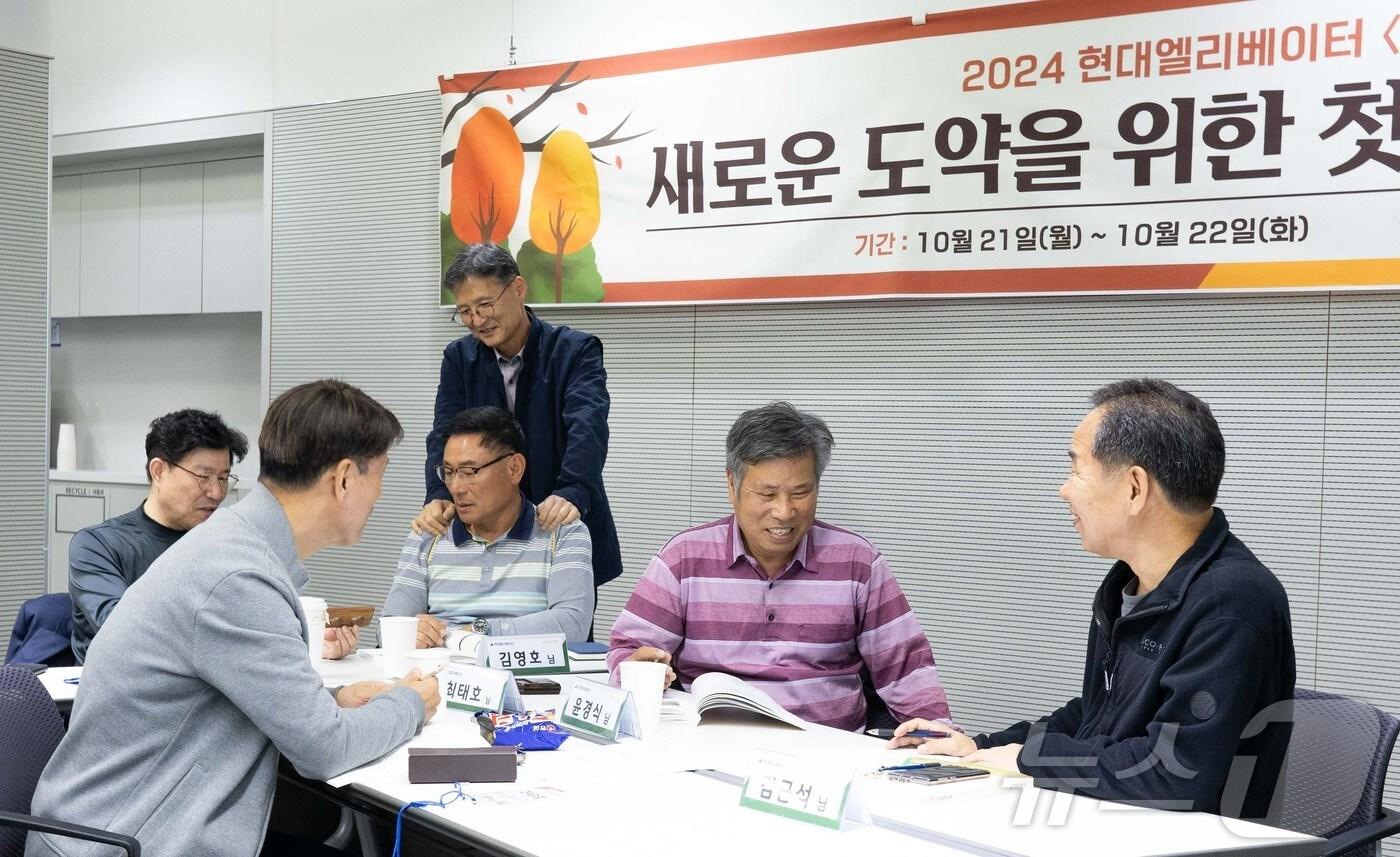 현대엘리베이터 진로설계교육에 참여한 임직원들이 교육을 받고 있다.(현대엘리베이터)