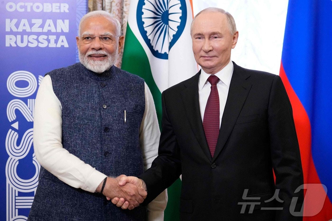 블라디미르 푸틴 러시아 대통령이 2024년 카잔에서 열린 브릭스 정상회담 중 나렌드라 모디 인도 총리와 만나 악수를 하고 있다. 2024.10.23 ⓒ AFP=뉴스1 ⓒ News1 우동명 기자
