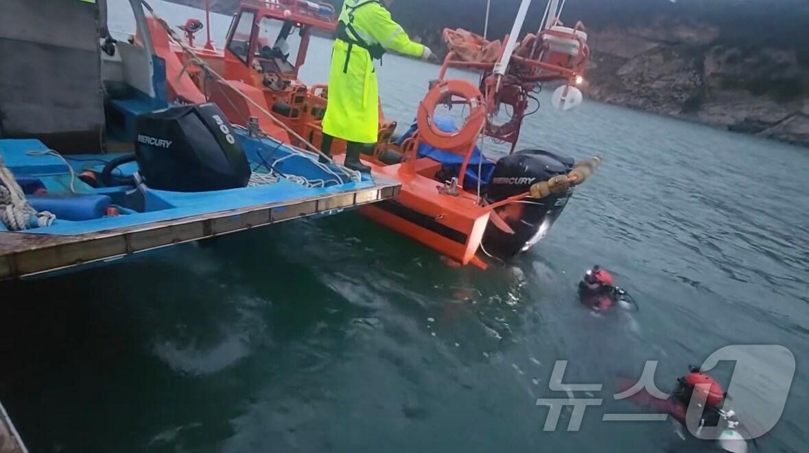 본문 이미지 - 지난 22일 군산시 옥도면 횡경도 인근 해상서 60대 선장이 실종돼 군산해경이 수중 수색에 나서고 있다.(군산해경 제공) 2024.10.23/뉴스1