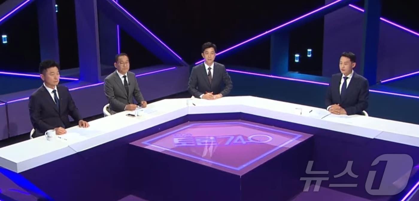 본문 이미지 - 22일 KBS광주방송총국의 ‘토론740’에서 영광군수 재선거 사후토론회가 열려 3당 관계자들이 발언하고 있다.(광주KBS 유튜브)2024.10.23./뉴스1