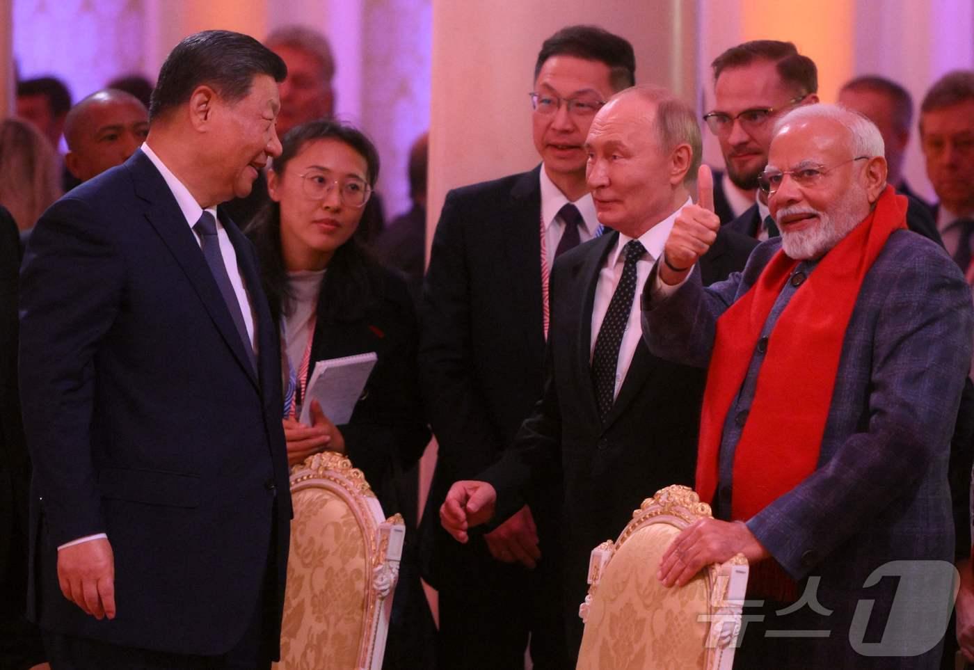 블라디미르 푸틴 러시아 대통령과 시진핑 중국 국가주석, 나렌드라 모디 인도 총리가 2024년 10월 23일&#40;현지시간&#41; 카잔에서 열린 브릭스 정상회담 중 비공식 만찬에서 인사를 나누고 있다. 2024.10.23 ⓒ AFP=뉴스1 ⓒ News1 우동명 기자