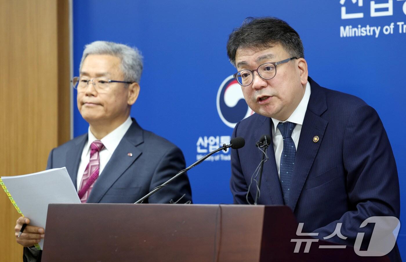 최남호 산업통상자원부 2차관이 23일 오전 정부세종청사 기자실에서 전기요금 인상 관련 브리핑을 하고 있다. 오는 24일부터 산업용 전기요금이 ㎾h당 16.1원 오른다. 동절기 서민경제 부담을 고려해 주택용과 소상공인 요금은 동결됐다. (산업통상자원부 제공) 2024.10.23/뉴스1