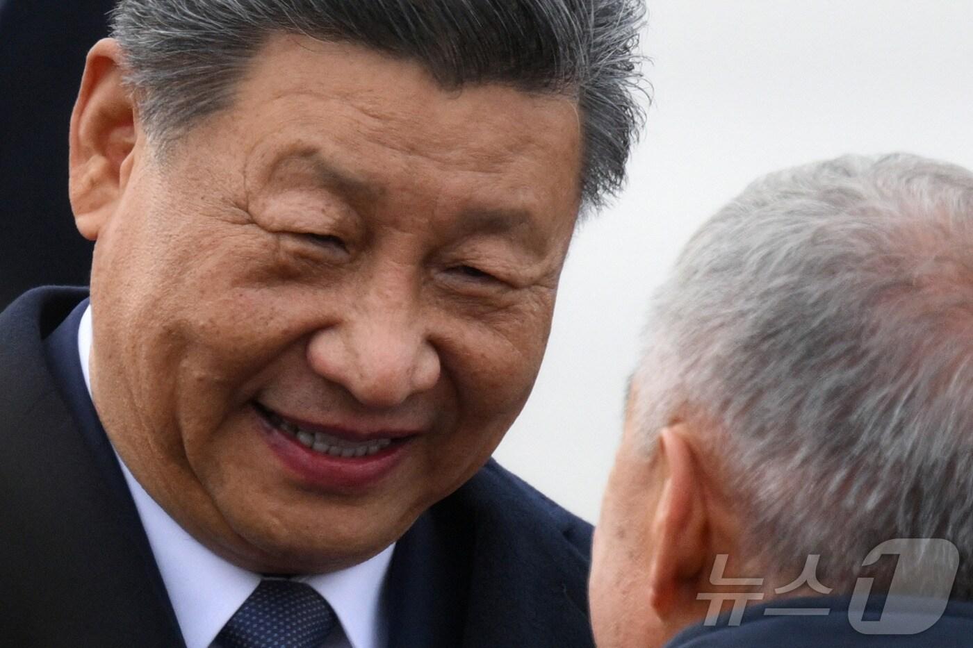 시진핑 중국 국가주석이 22일(현지시간) 카잔에서 열리는 브릭스 정상회담에 참석하기 위해 공항에 도착해 환영을 받고 있다. 2024.10.23 ⓒ AFP=뉴스1 ⓒ News1 우동명 기자