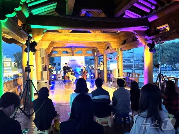 본문 이미지 - 전주시에게 마련한 문화프로그램을 즐기는 한인 상인들.(전주시 제공)/뉴스1