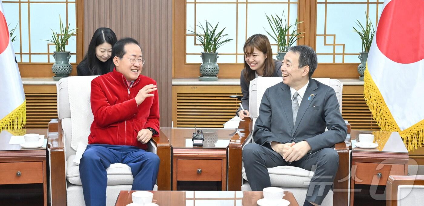 홍준표 대구시장과 미즈시마 코이치 주한 일본대사가 22일 대구시장실에서 대화를 나누고 있다. (대구시 제공) 2024.10.22/뉴스1