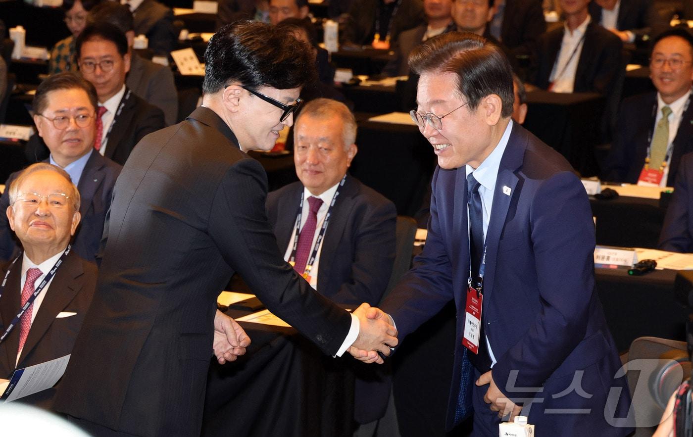 한동훈 국민의힘 대표(왼쪽)와 이재명 더불어민주당 대표가 23일 오전 서울 종로구 포시즌스 호텔에서 열린 중앙포럼에서 인사하고 있다. 2024.10.23/뉴스1 ⓒ News1 국회사진취재단