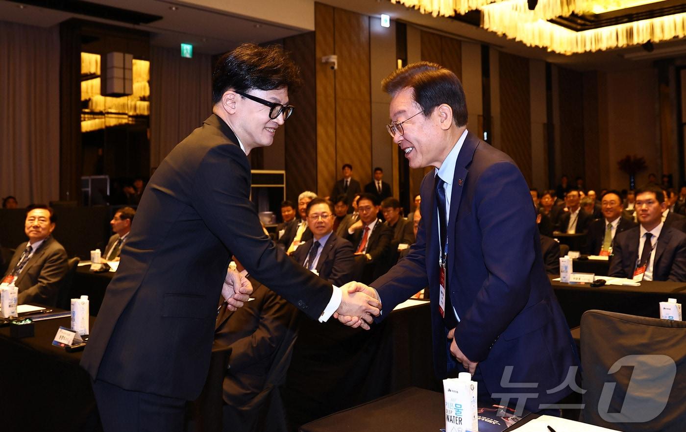 본문 이미지 - 한동훈 국민의힘 대표(왼쪽)와 이재명 더불어민주당 대표가 23일 오전 서울 종로구 포시즌스 호텔에서 열린 중앙포럼에서 악수하고 있다. 2024.10.23/뉴스1 ⓒ News1 국회사진취재단