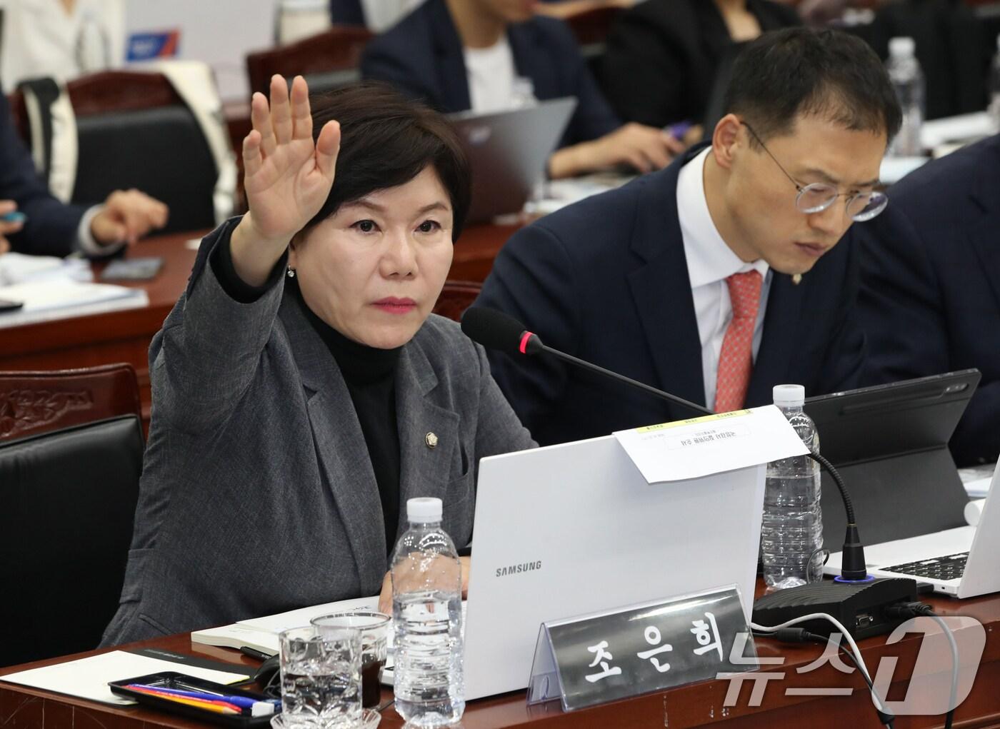 본문 이미지 - 조은희 국민의힘 의원이 23일 오전 제주도청에서 열린 국회 행정안전위원회 국정감사에서 국감 개시 지연에 항의하며 오영훈 제주지사의 사과를 요구하고 있다. 2024.10.23/뉴스1 ⓒ News1 오현지 기자