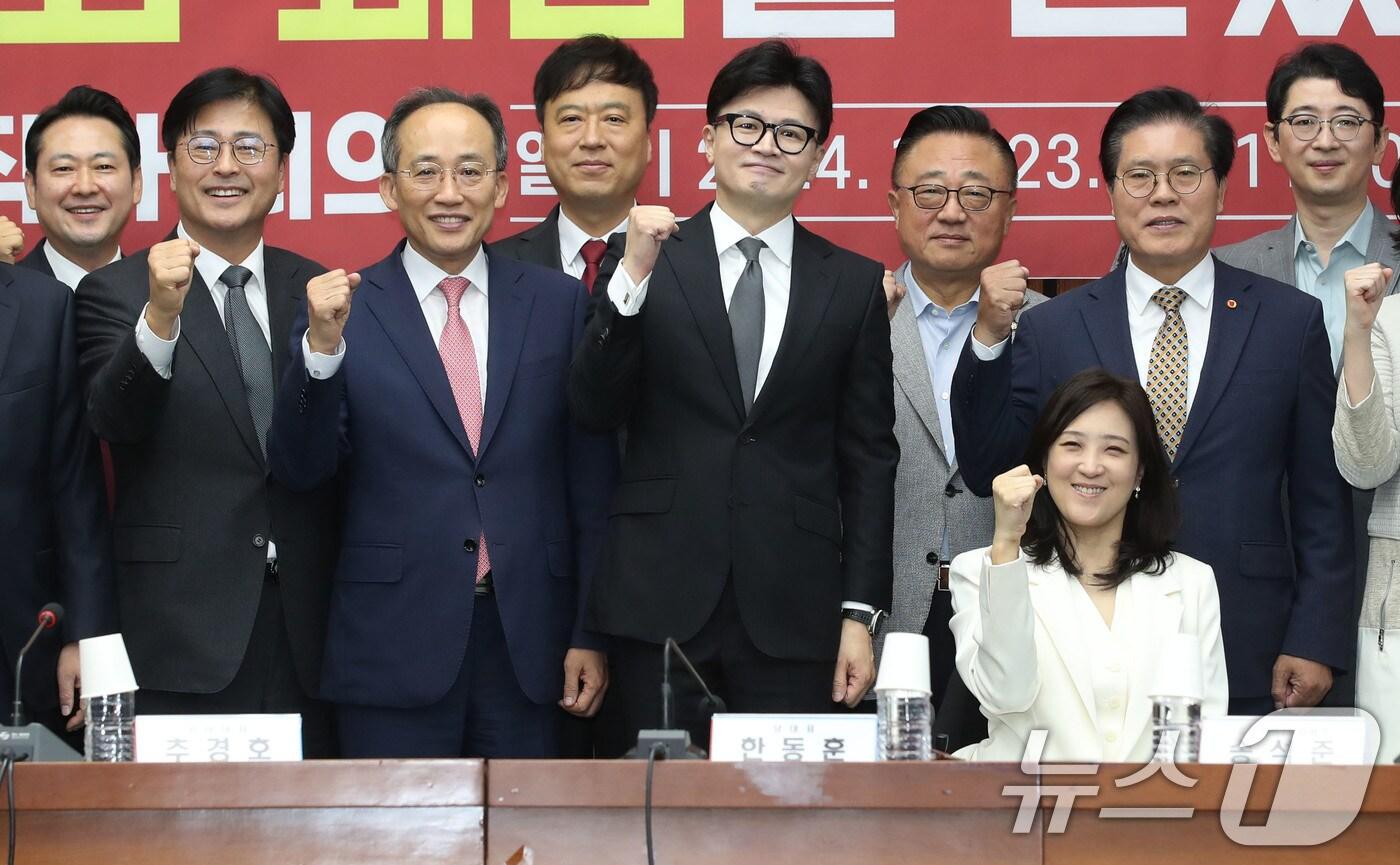 본문 이미지 - 한동훈 국민의힘 대표와 추경호 원내대표가 23일 오전 서울 여의도 국회에서 열린 확대당직자회의에서 참석자들과 기념촬영을 하고 있다. 2024.10.23/뉴스1 ⓒ News1 이광호 기자