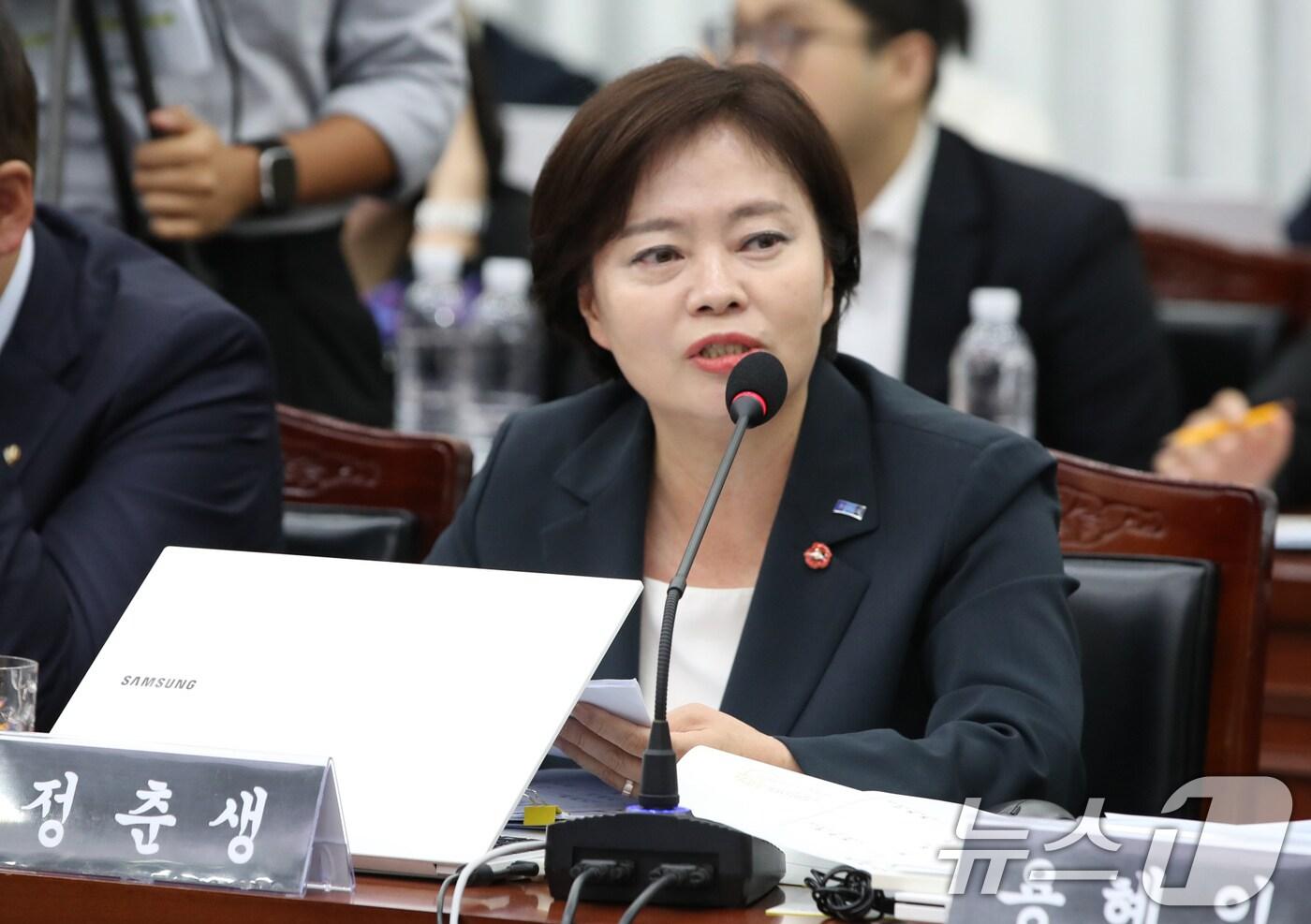 정춘생 조국혁신당 의원이 23일 제주도청에서 열린 국회 행정안전위원회 국정감사에서 질의하고 있다. 2024.10.23/뉴스1 ⓒ News1 오현지 기자