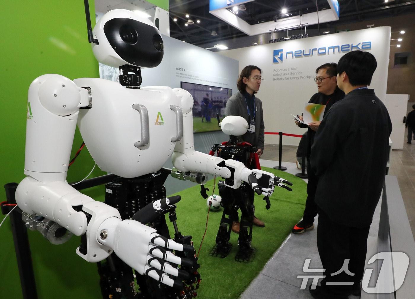 본문 이미지 - 23일 경기도 고양시 킨텍스에서 열린 2024 로보월드를 찾은 관람객이 휴머노이드 로봇 앨리스를 살펴보고 있다. 2024.10.23/뉴스1 ⓒ News1 박세연 기자