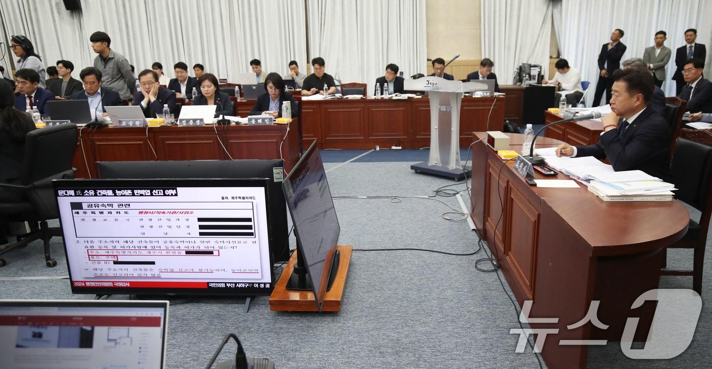 본문 이미지 - 오영훈 제주지사가 23일 오전 제주도청에서 열린 국회 행정안전위원회 국정감사에서 문다혜 씨 소유 제주 주택의 불법 숙박업 의혹 관련 자료를 보고 있다. 2024.10.23/뉴스1 ⓒ News1 오현지 기자