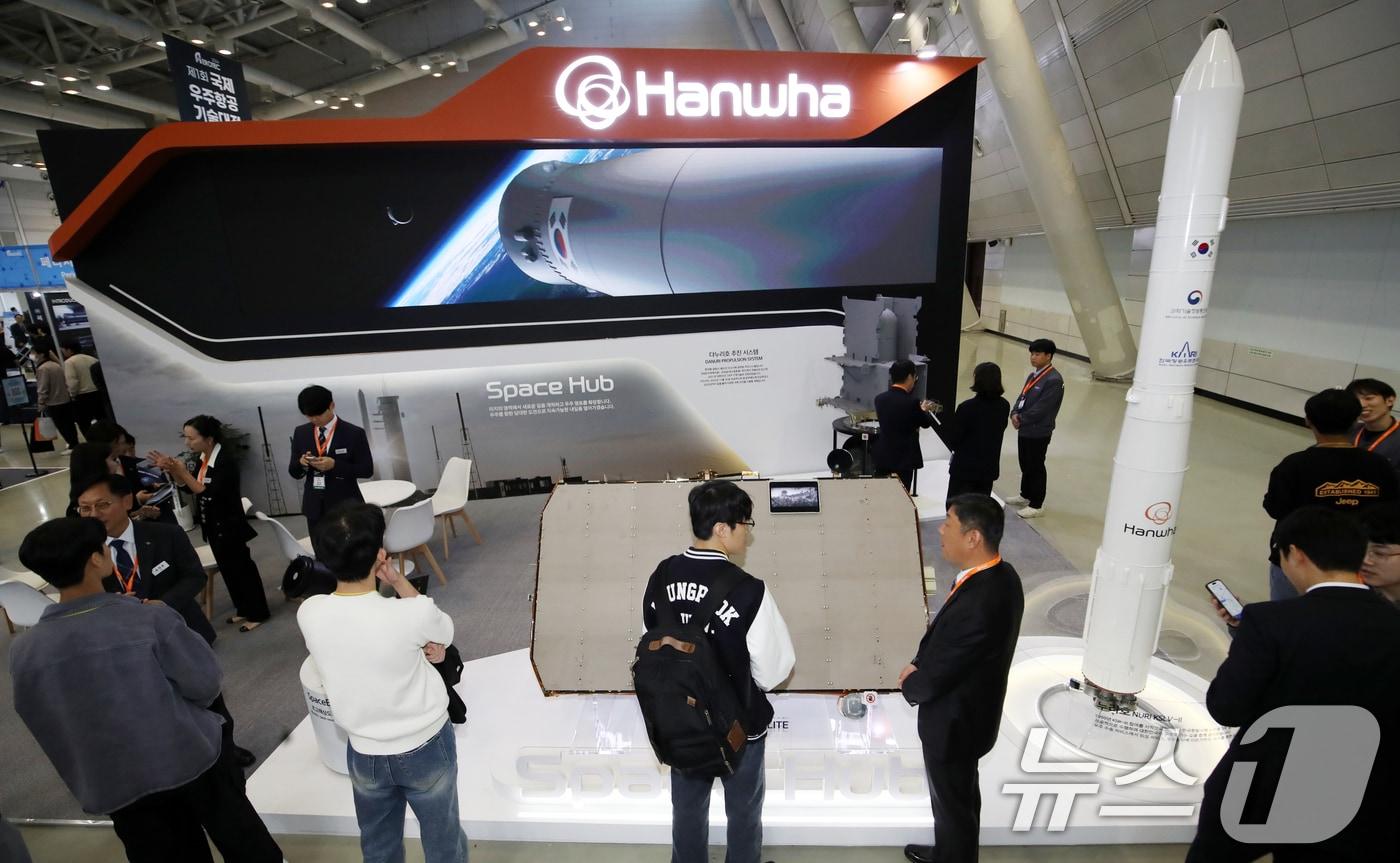 경남 창원컨벤션센터에서 열린 제1회 국제우주항공기술대전(AEROTEC 2024)에서 관람객들이 한화에어로스페이스 부스를 둘러보고 있다. /뉴스1 ⓒ News1 윤일지 기자
