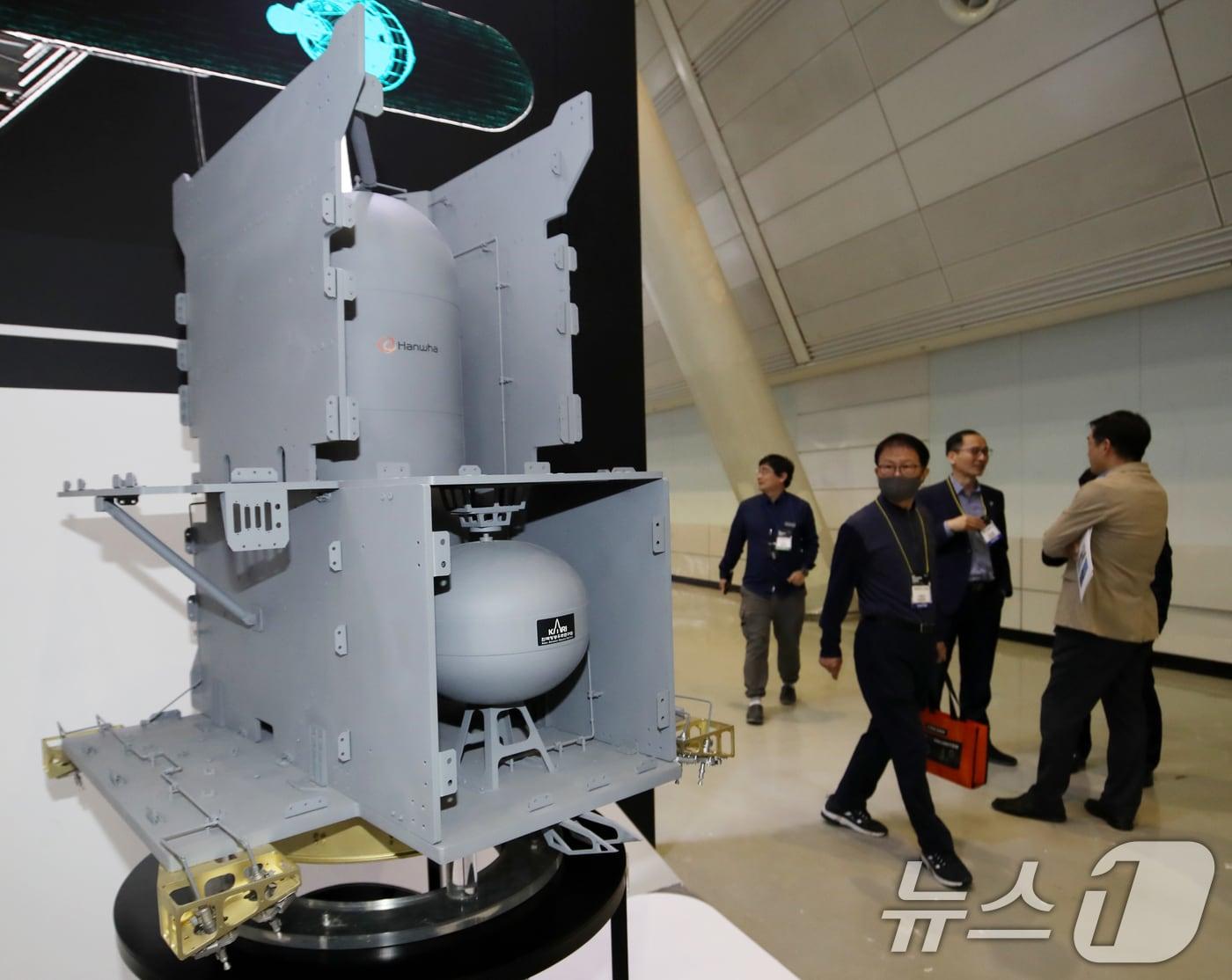 본문 이미지 - 지난 01월 23일 경남 창원컨벤션센터에서 열린 제1회 국제우주항공기술대전(AEROTEC 2024)에서 관람객들이 한화에어로스페이스 부스를 찾아 다누리호 추진 시스템 모형을 둘러보고 있다. (자료사진) 2024.10.23/뉴스1 ⓒ News1 윤일지 기자
