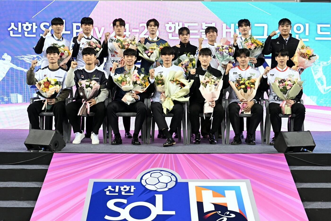 H리그 드래프트에서 지명을 받은 15인(H리그 제공) 