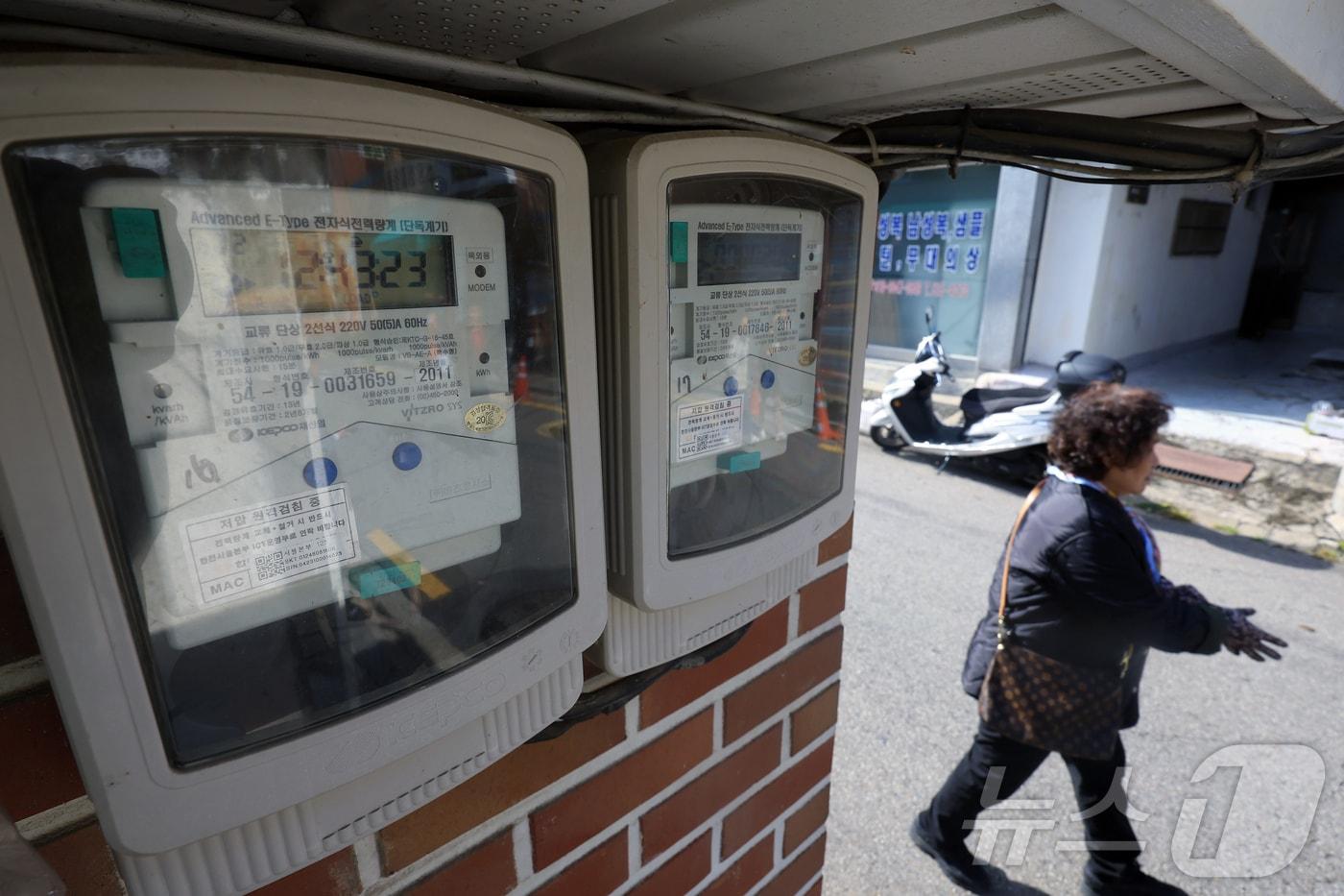 산업통상자원부와 한국전력공사는 서민경제 부담 등을 고려해 주택용과 일반용 전기요금은 동결하고, 산업용 고객에 한정해 내일부터 전력량 요금을 평균 한 자릿수 인상률인 9.7% 인상하기로 결정했다. 이에 따라 내일부터 산업용 전기요금을 kWh당 평균 16.1원 인상해 산업용(갑)의 평균 판매단가는 168.9원, 산업용(을)은 164.6원으로 오를 예정이다. 2024.10.23/뉴스1 ⓒ News1 박정호 기자