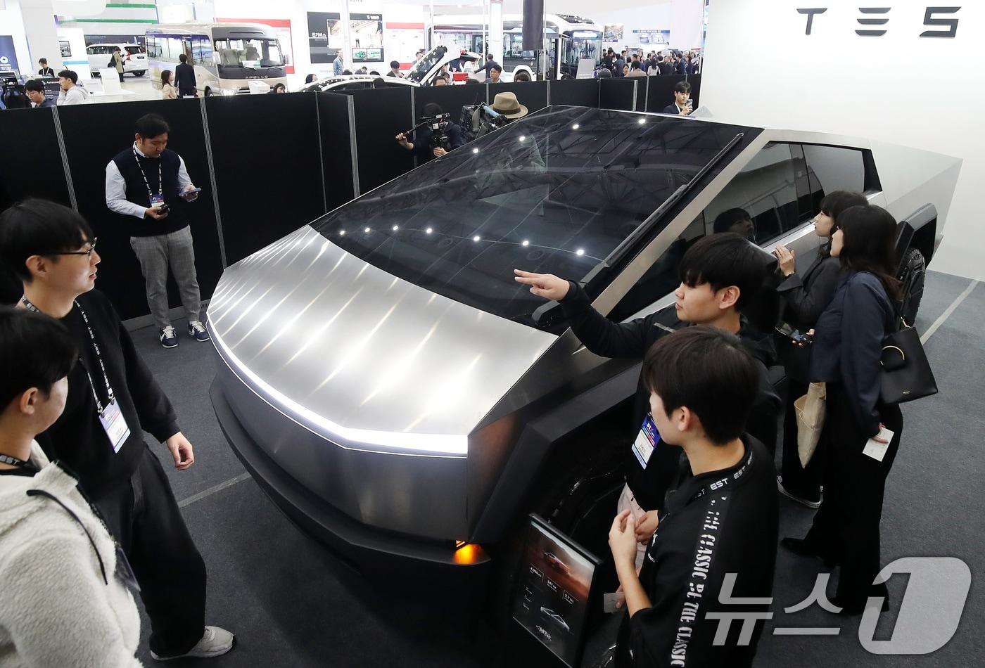 23일 대구 엑스코에서 개막한 '2024 미래혁신기술박람회(FIX 2024)'를 찾은 관람객들이 테슬라의 사이버트럭을 살펴보고 있다. '혁신기술이 바꿀 더 나은 미래'를 주제로 미래모빌리티, 로봇, 반도체, ICT 등 다양한 미래 신산업 분야의 혁신기술을 선보이는 이 전시회는 26일까지다. 2024.10.23/뉴스1 ⓒ News1 공정식 기자