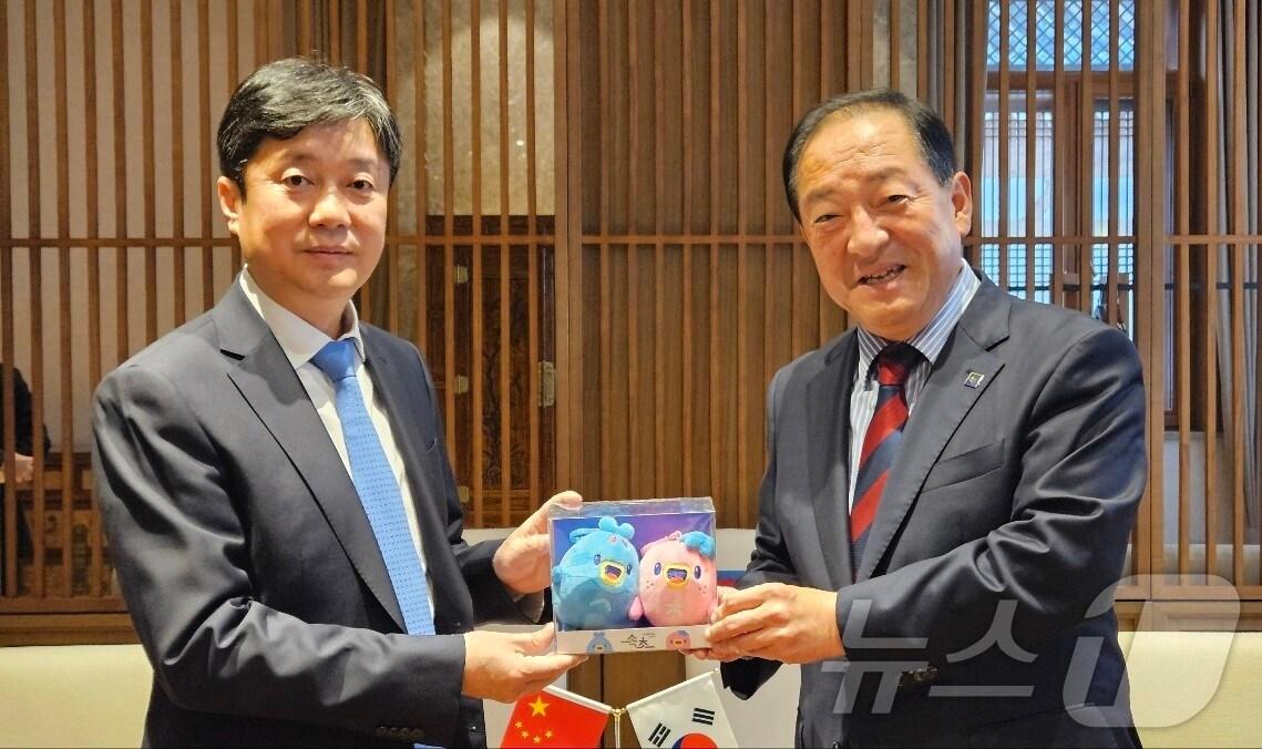 본문 이미지 - 23일 자매도시인 중국 훈춘시를 방문 중인 이병선 강원 속초시장(오른쪽)이 훈춘시 관계자와 교류 활성화를 위한 업무협약을 맺고 있다.(속초시 제공) 2024.10.23/뉴스1