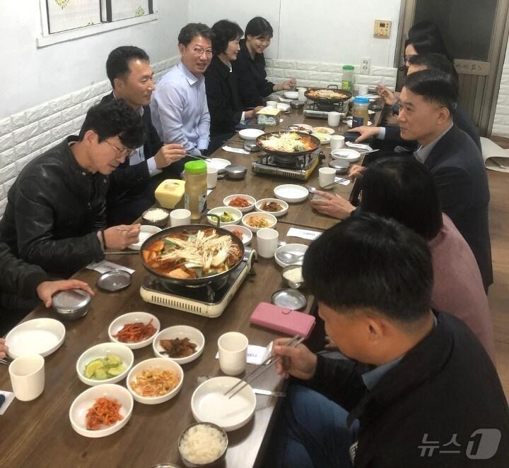 본문 이미지 - 23일 옥천군 산하 공무원들이 착한가격업소에서 오찬을 하고 있다.(옥천군 제공) /뉴스1 