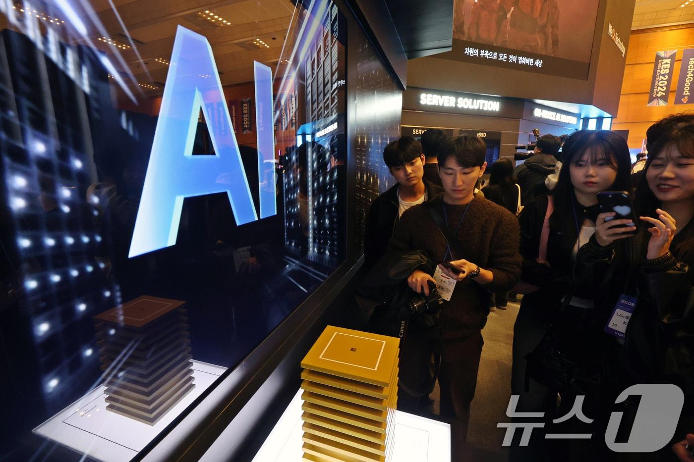 지난 2024년 10월23일 서울 강남구 코엑스에서 열린 ‘제26회 반도체대전&#40;SEDEX&#41;’에서 관람객들이 SK하이닉스의 &#39;5세대 고대역폭메모리&#40;HBM3E&#41;&#39;를 살펴보고 있다.  2024.10.23/뉴스1 ⓒ News1 황기선 기자